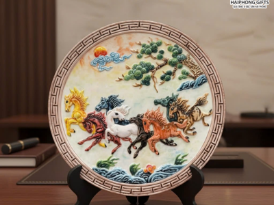 Đĩa Cảnh Đắp Nổi Mã Đáo Thành Công – Biểu Tượng Thành Công Trong Kinh Doanh